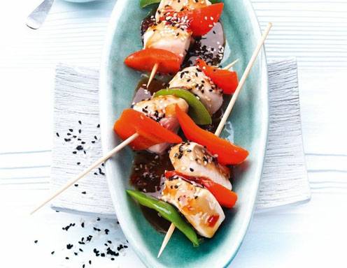 Bunte Geflügelspieße mit Sauce Balsamico