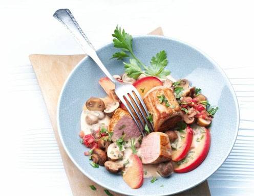Schweinemedaillons mit Champignon-Apfel-Gemüse aus dem Dampfgarer Schweinemedaillons mit Champignon-Apfel-Gemüse aus dem Dampfgarer