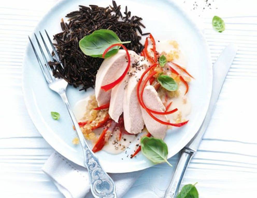 Hühnerbrüstchen an Peperonisauce aus dem Dampfgarer Hühnerbrüstchen an Peperonisauce aus dem Dampfgarer