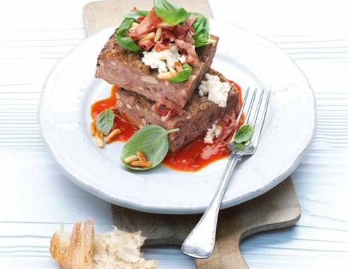 Faschiertes-Steinpilz-Pastete mit Tomatensauce