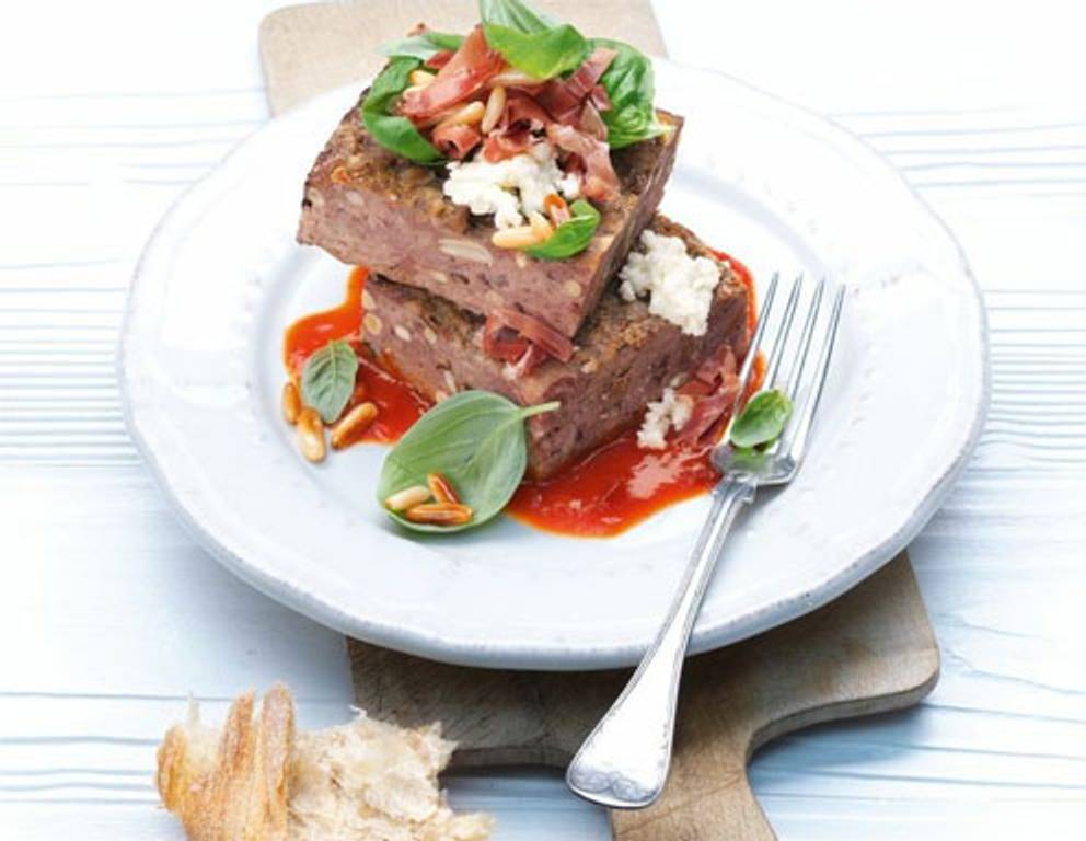 Faschiertes-Steinpilz-Pastete mit Tomatensauce aus dem Dampfgarer Faschiertes-Steinpilz-Pastete mit Tomatensauce aus dem Dampfgarer