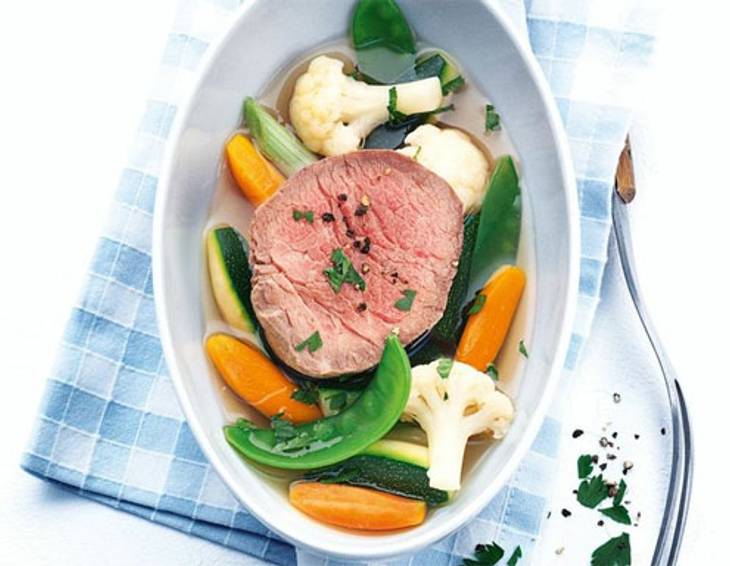 Pochiertes Rinderfilet mit Gemüse aus dem Dampfgarer Pochiertes Rinderfilet mit Gemüse aus dem Dampfgarer