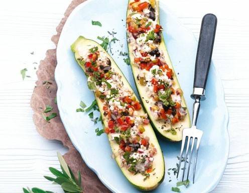 Gefüllte Zucchinischiffchen aus dem Dampfgarer Gefüllte Zucchinischiffchen aus dem Dampfgarer