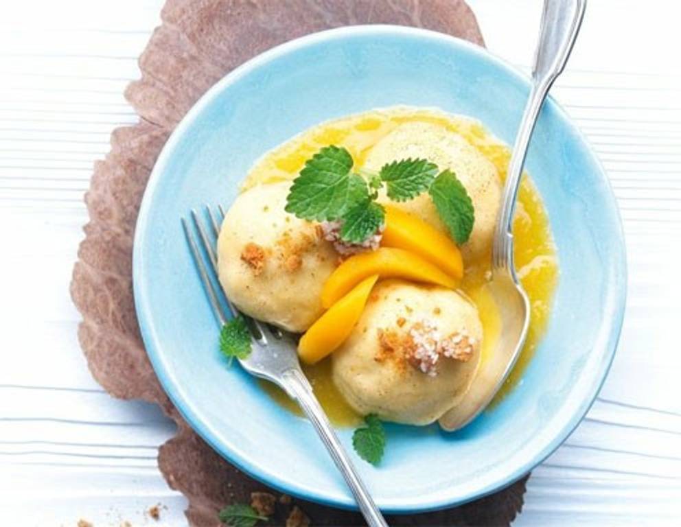 Vanille-Topfenknödel mit Pfirsichsauce aus dem Dampfgarer Vanille-Topfenknödel mit Pfirsichsauce aus dem Dampfgarer