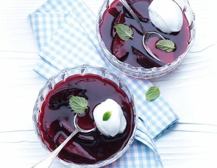 Holunder-Apfel-Suppe mit Schneeknödeln aus dem Dampfgarer Holunder-Apfel-Suppe mit Schneeknödeln aus dem Dampfgarer