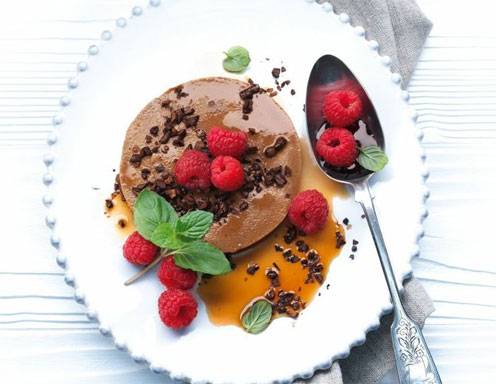Mokka-Flan mit Himbeeren