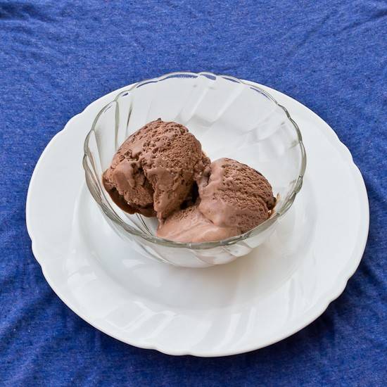 Schokoladeneis mit Schokosplitter Rezept - ichkoche.de