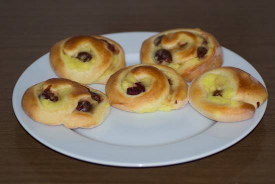 Puddingschnecken mit Kirschen