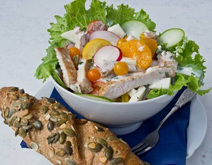 Gebratene Putenstreifen auf Salat Gebratene Putenstreifen auf Salat