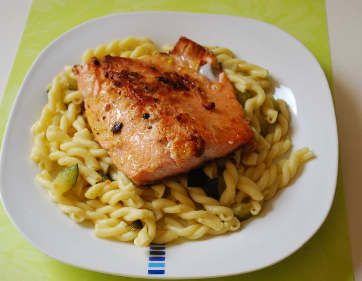Sigrids abenteuerliches Lachsforellenfilet im Zucchini-Nudelbett Sigrids abenteuerliches Lachsforellenfilet im Zucchini-Nudelbett