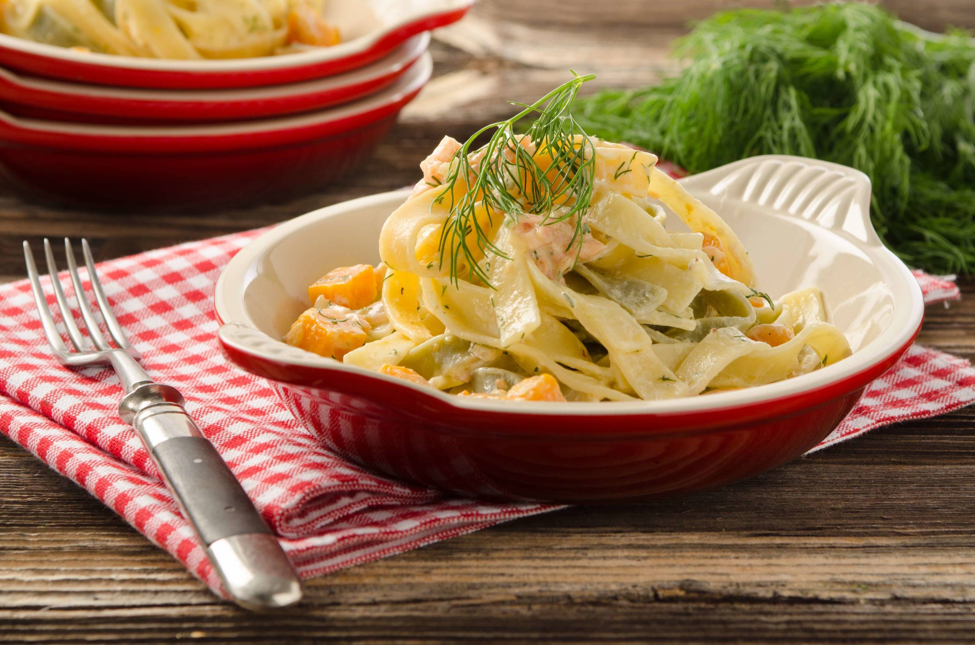 Bandnester mit geräuchertem Lachs, Kürbis und Grünem Veltliner Bandnester mit geräuchertem Lachs, Kürbis und Grünem Veltliner
