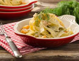 Bandnester mit geräuchertem Lachs, Kürbis und Grünem Veltliner Bandnester mit geräuchertem Lachs, Kürbis und Grünem Veltliner