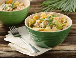 Bunte Farfalle mit Kraut und Käse Bunte Farfalle mit Kraut und Käse