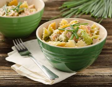 Bunte Farfalle mit Kraut und Käse Bunte Farfalle mit Kraut und Käse