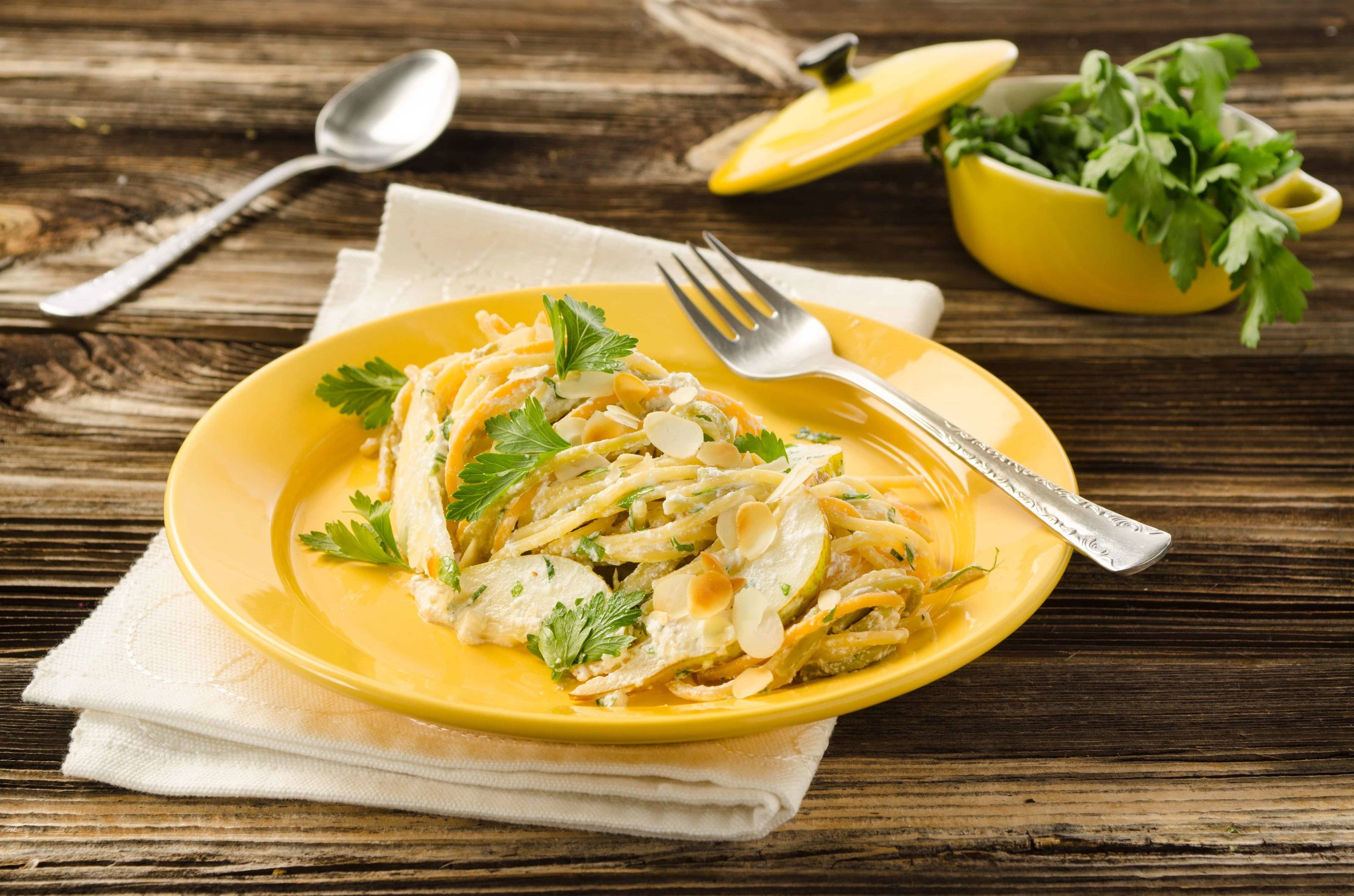 Bunte Spaghetti mit Birne, Ziegenkäse und Mandeln