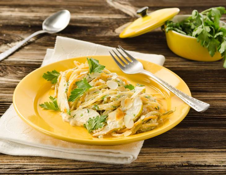 Bunte Spaghetti mit Birne, Ziegenkäse und Mandeln Bunte Spaghetti mit Birne, Ziegenkäse und Mandeln