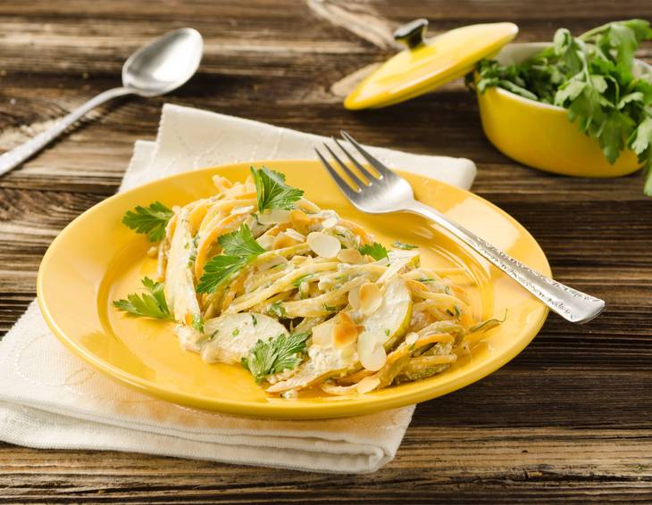 Bunte Spaghetti mit Birne, Ziegenkäse und Mandeln