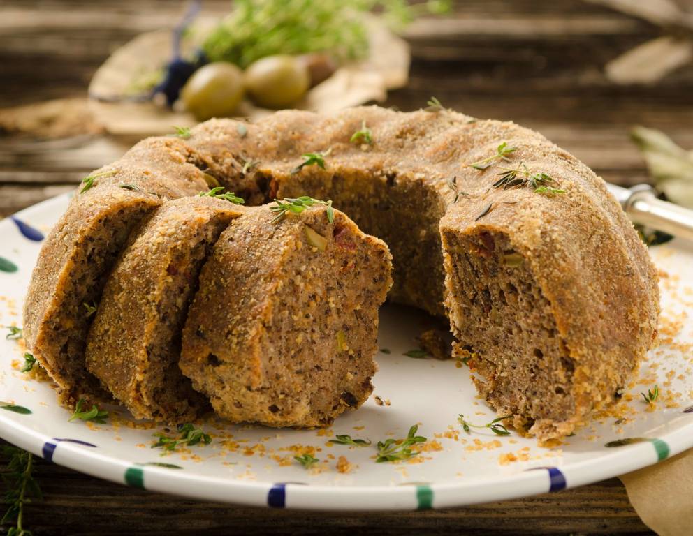 Mohngugelhupf mit Speck und Oliven Mohngugelhupf mit Speck und Oliven