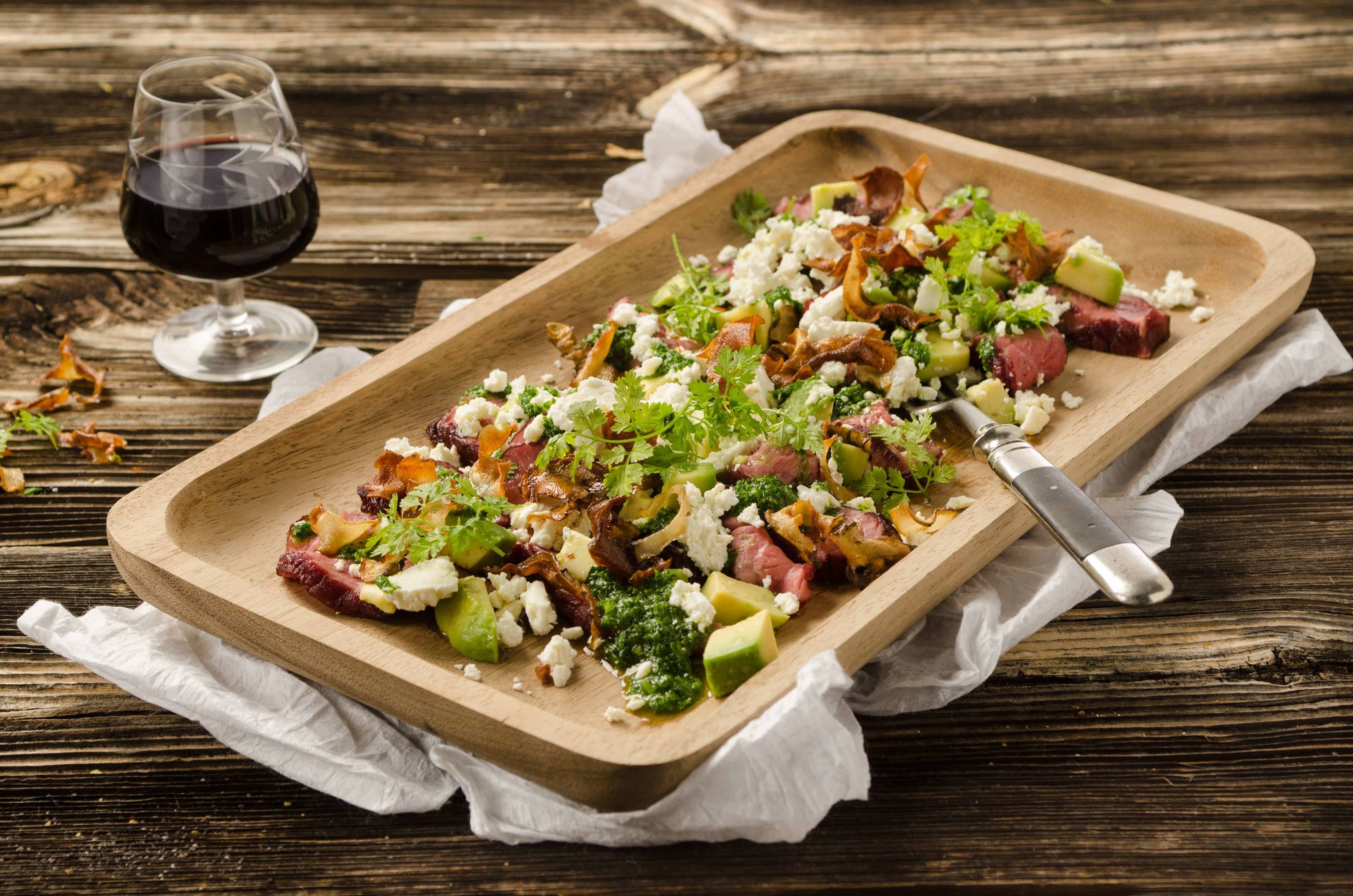 Salat mit Wildschweinsteak und Topinambur-Chips