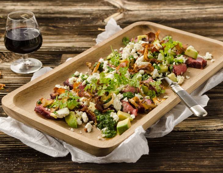 Salat mit Wildschweinsteak und Topinambur-Chips Salat mit Wildschweinsteak und Topinambur-Chips