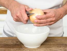 Schritt 1: Den Strunk abschneiden. Schritt 1: Den Strunk abschneiden.