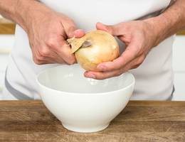 Schritt 2: Auch das andere Ende abschneiden. Schritt 2: Auch das andere Ende abschneiden.