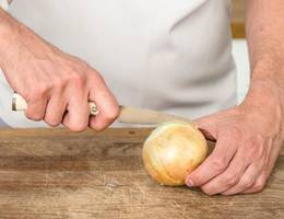 Schritt 3: Zwiebel halbieren. Schritt 3: Zwiebel halbieren.