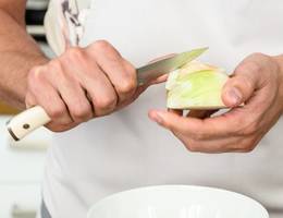 Schritt 4: Die Schale abziehen. Schritt 4: Die Schale abziehen.