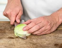 Schritt 6: Quer zu den Streifen einschneiden. Wiederum den Strunk nicht durchschneiden, damit die Zwiebel noch zusammenhält.  Schritt 6: Quer zu den Streifen einschneiden. Wiederum den Strunk nicht durchschneiden, damit die Zwiebel noch zusammenhält.