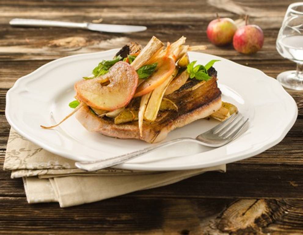 Schweinskotelett mit Apfelgemüse vom Blech Schweinskotelett mit Apfelgemüse vom Blech
