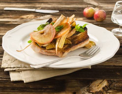 Grillkotelett mit Erdäpfel-Gemüse-Pfanne und überbackener Tomate Rezept ... Grillkotelett mit Erdäpfel-Gemüse-Pfanne und überbackener Tomate Rezept ...