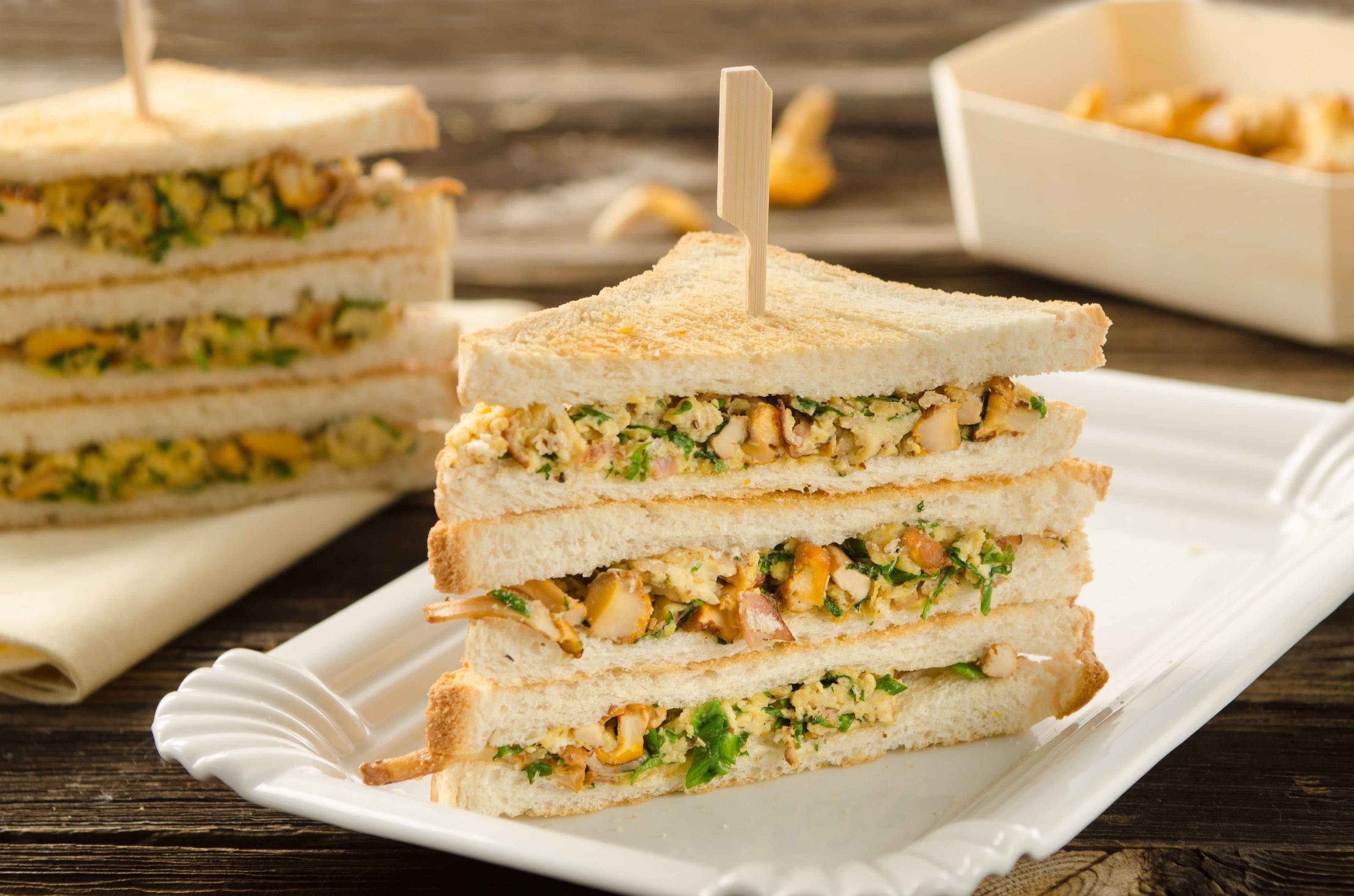 Toast mit Eierschwammerl und Herbstkräutern