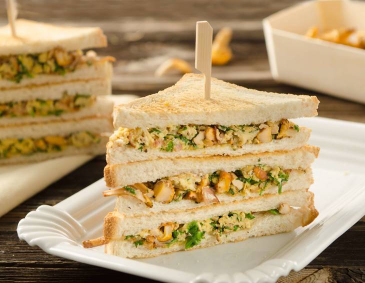 Toast mit Eierschwammerl und Herbstkräutern Toast mit Eierschwammerl und Herbstkräutern