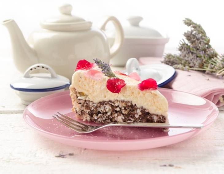 Geeiste Lavendeltarte mit kandierten Rosenblättern