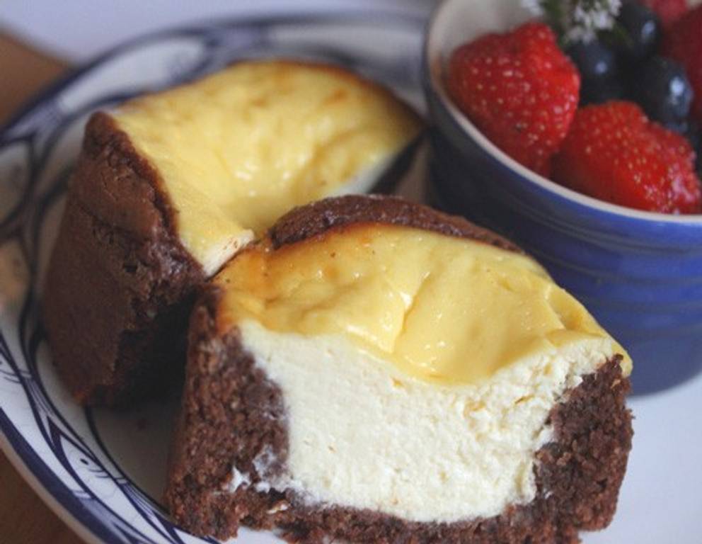 Brownie-Cheesecake mit marinierten Sommerbeeren Brownie-Cheesecake mit marinierten Sommerbeeren