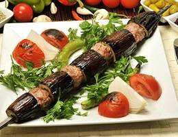 Melanzanispieße mit Fleischstück Melanzanispieße mit Fleischstück
