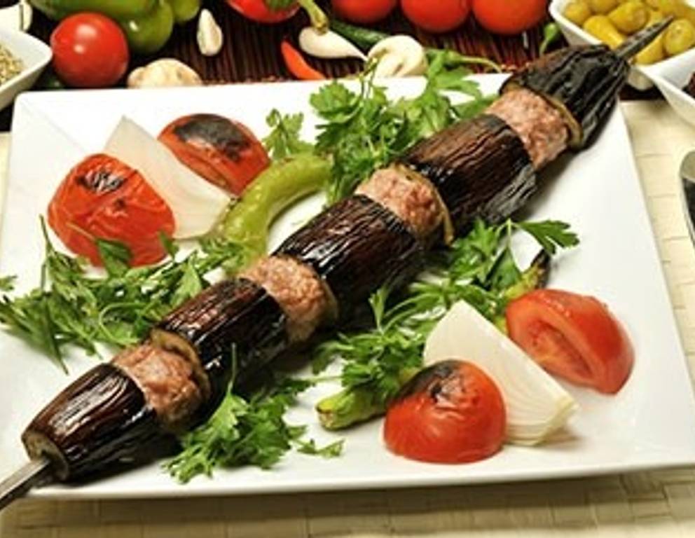 Melanzanispieße mit Fleischstück Melanzanispieße mit Fleischstück