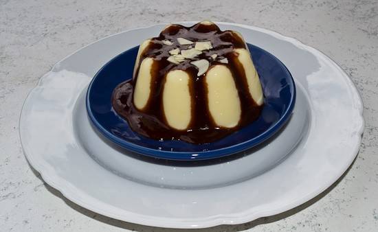 Vanillepudding mit Schokosauce