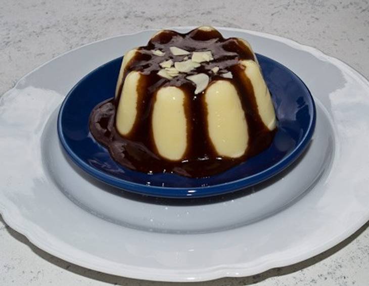 Vanillepudding mit Schokosauce