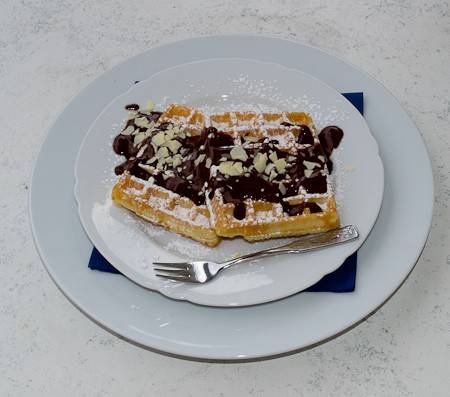 Honigwaffeln mit Schokoladensauce