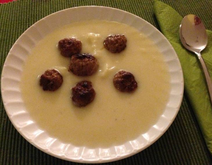 Erdäpfel-Karfiol-Suppe mit Fleischbällchen Erdäpfel-Karfiol-Suppe mit Fleischbällchen