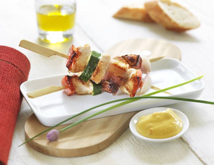 Bunter Spieß mit Huhn, Bananen im Speck und Brunch-Curry-Sauce Bunter Spieß mit Huhn, Bananen im Speck und Brunch-Curry-Sauce
