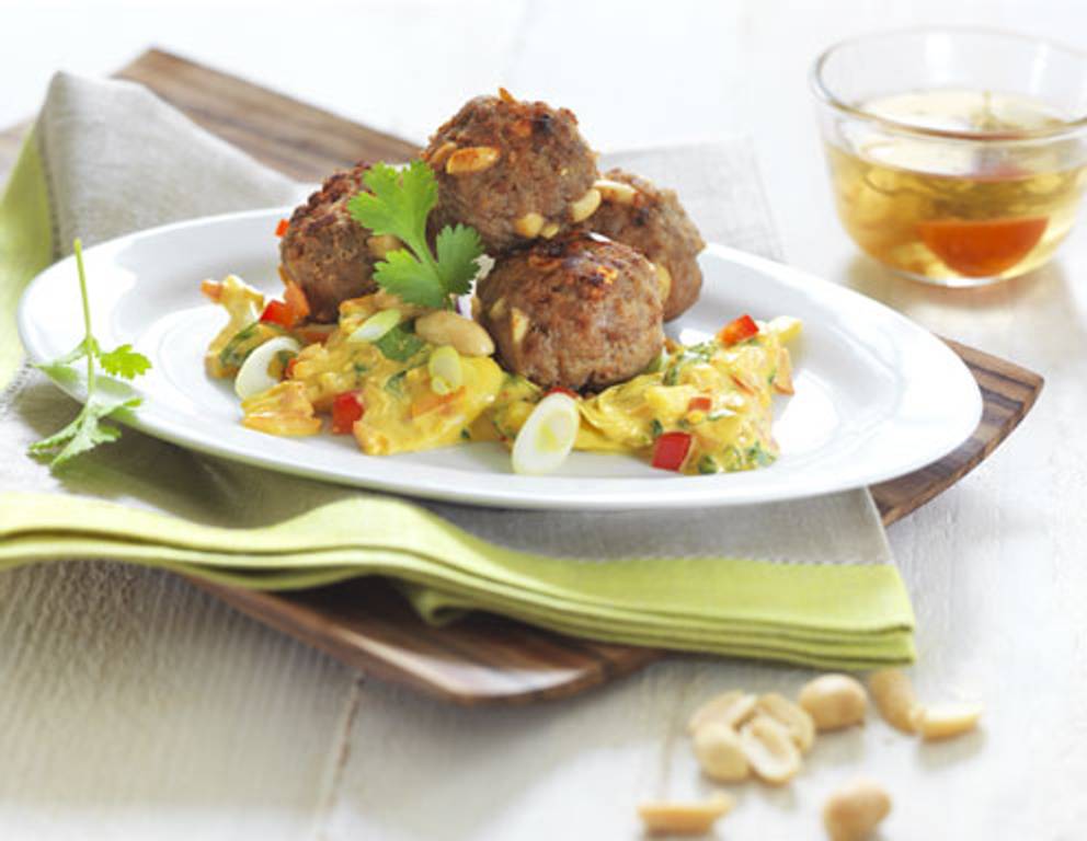 Feurige Meatballs in Currysauce mit buntem Gemüse Feurige Meatballs in Currysauce mit buntem Gemüse