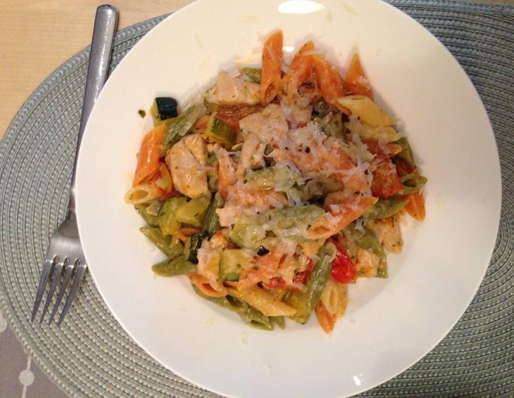 Penne mit Putenfleisch und Zucchini