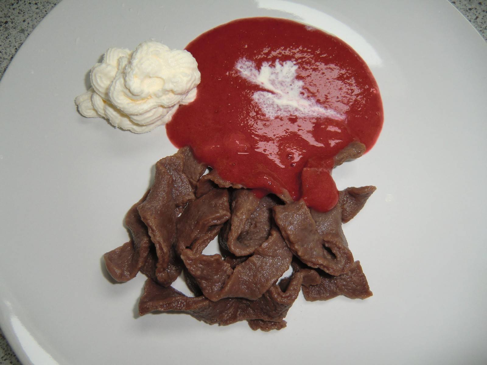 Schokonudeln mit Erdbeersauce Rezept - ichkoche.de