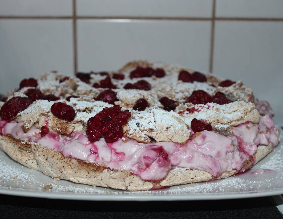 Haselnuss-Pawlowa-Torte Haselnuss-Pawlowa-Torte