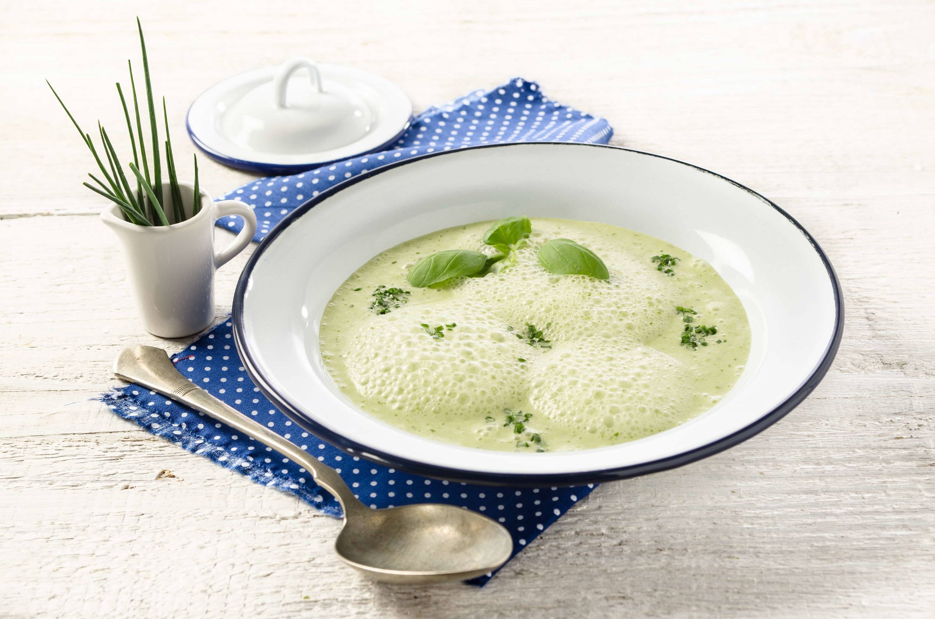 Rahmsuppe mit Sommerkräutern