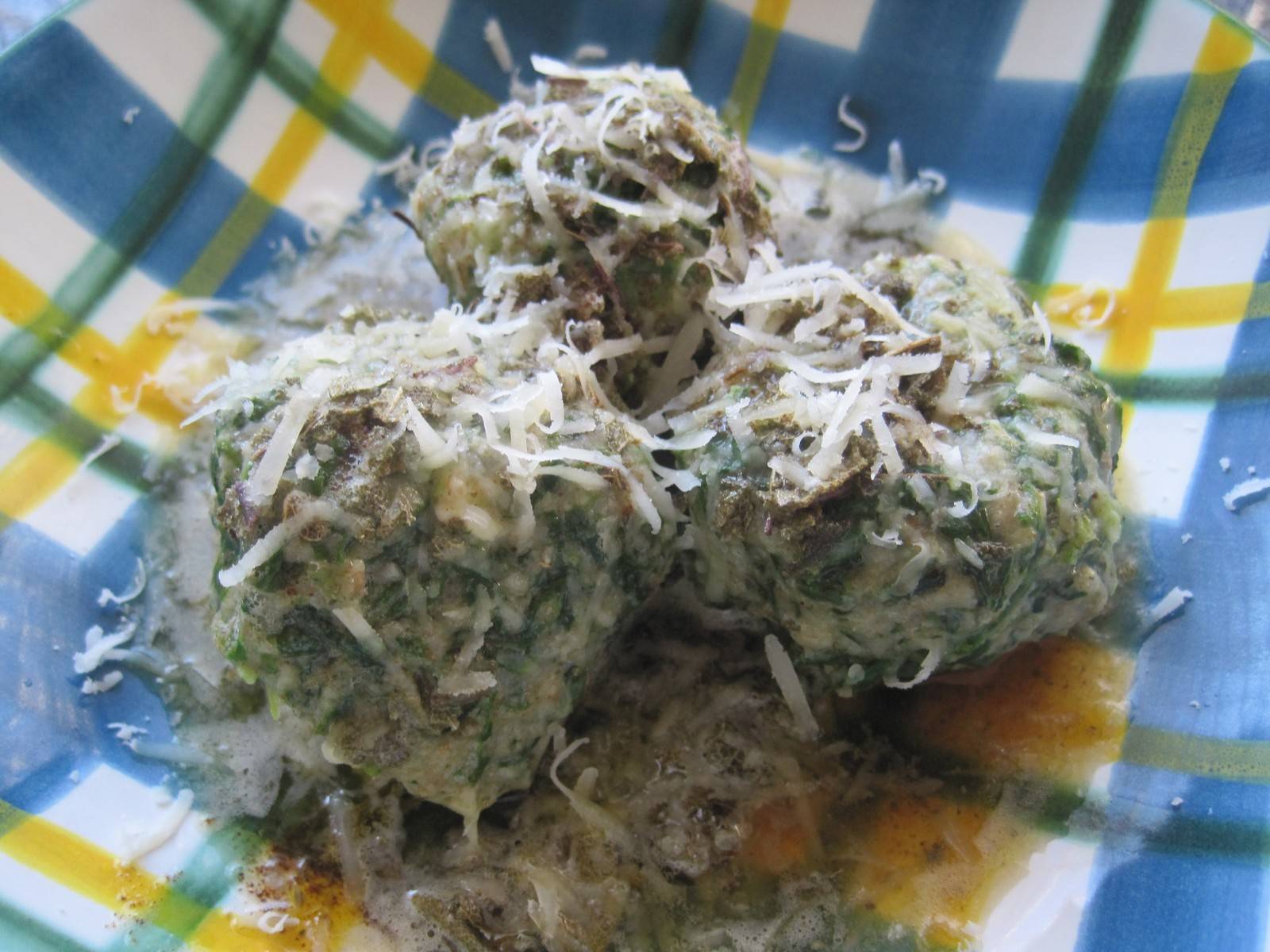 Topfenspinatknödel mit Salbeibutter und Parmesan