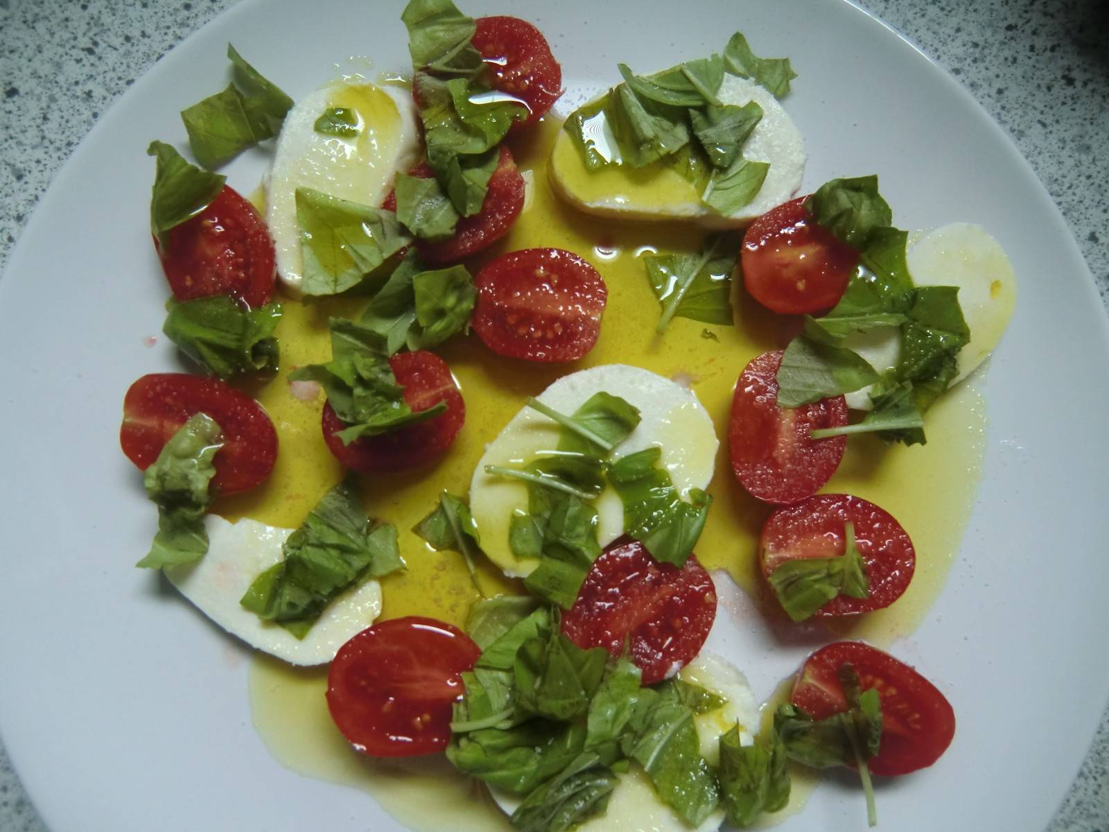 Mozzarella mit Tomaten und Basilikum