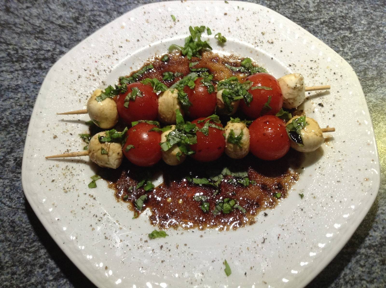 Tomaten-Mozzarella-Spieße Rezept - ichkoche.ch